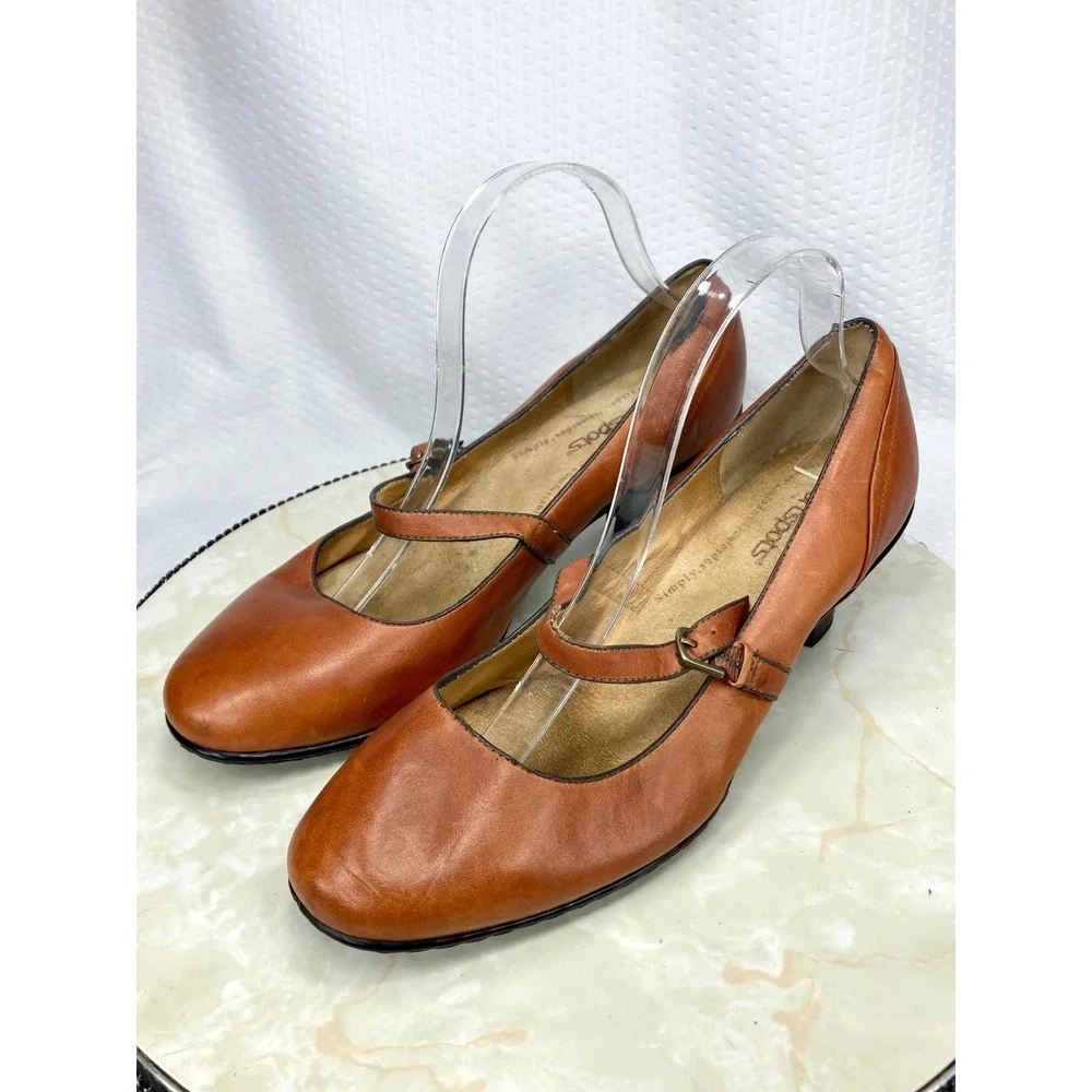 Softspots Leather Mary Jane Kitten Heel Pumps Womens 9.5WW Brown Office Academia